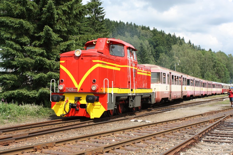 Nochmal der komplette Zahnradbahnzug in Kořenov