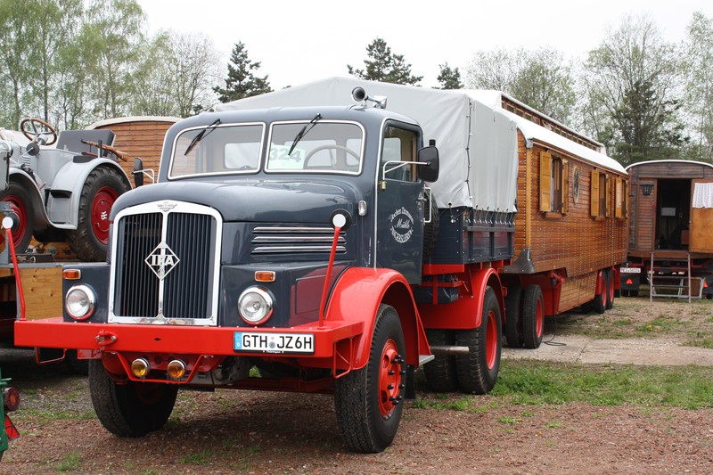 IFA H6 Z (1952–1959) mit Schaustellerwagen