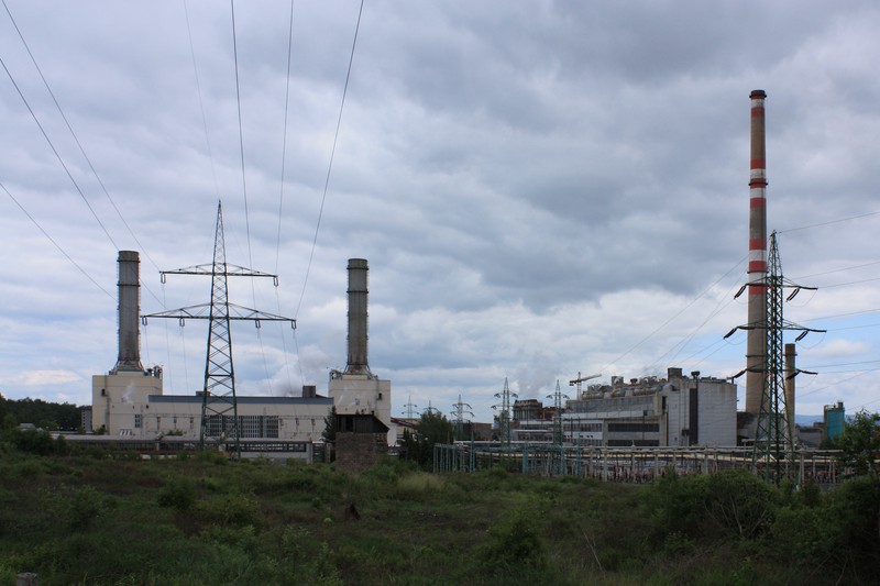 Links die beiden Gasturbinenblöcke aus den Neunzigern, rechts der Dampfkraftwerksblock aus den Sechzigern