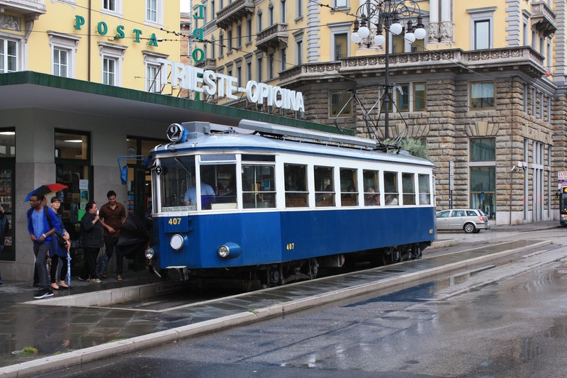 Wagen 407 in der Talstation auf der Piazza Oberdan