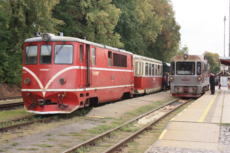 Zug mit T47.018 und Triebwagen M27.001 abfahrbereit in Jindřichův Hradec