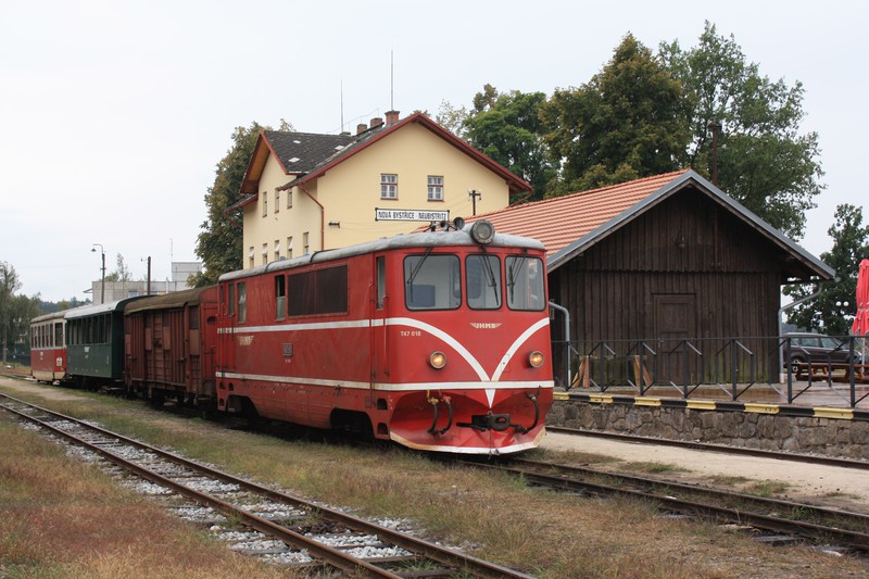 Der Zug abfahrbereit in Nová Bystřice