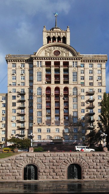 Gebäude aus der Ära Stalins am Chreštšatik