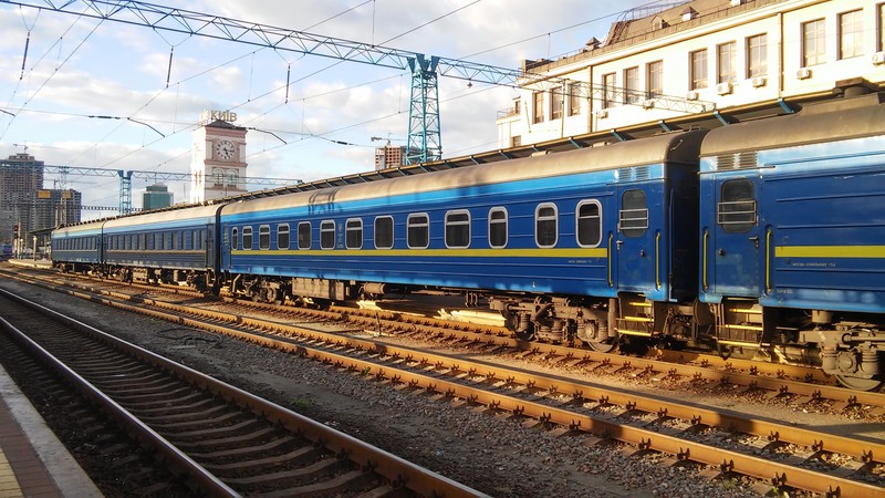 Typischer (post)sowjetischer Schlafwagenzug in Kiev