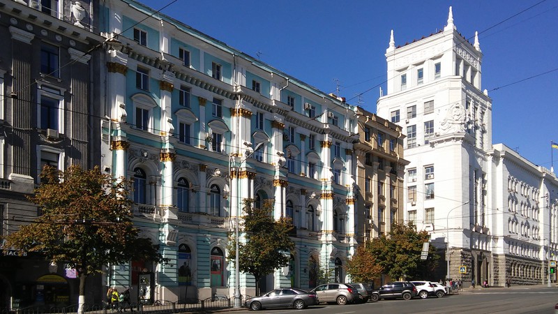Diese Fassade erinnert sehr an den Зимний дворец, den Winterpalast in St. Petersburg