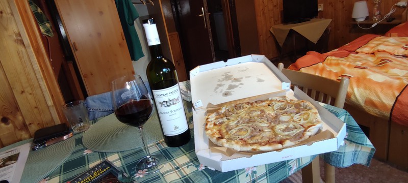 Pizza Tonno von Zetko und ein Fläschchen „Modrý Portugal“ von Chateau Valtice