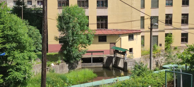 Relikte (?) einer Fabriks-Wasserkraftanlage in Tanvald