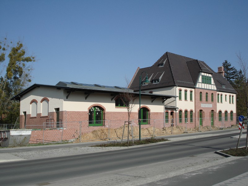 Das ehemalige Bahnhofsgebäude von Welzow in frischem Glanz